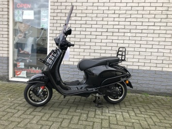 SPECIAL VESPA SPRINT  BLACK ON BLACK SPECIAL VOL OPTIES BJ2023 0KM