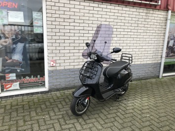 SPECIAL VESPA SPRINT  BLACK ON BLACK SPECIAL VOL OPTIES BJ2023 0KM