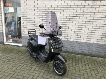 SPECIAL VESPA SPRINT  BLACK ON BLACK SPECIAL VOL OPTIES BJ2025 0KM