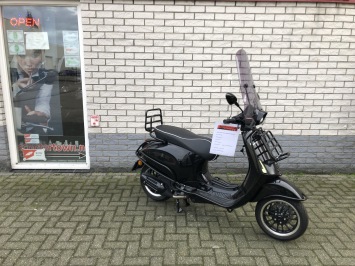 SPECIAL VESPA SPRINT  BLACK ON BLACK SPECIAL VOL OPTIES BJ2023 0KM