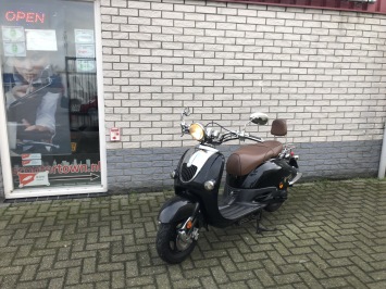 LEUKE BTC GRANDE RETRO 45KM BROM ZWART BJ2015 11000KM