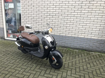 LEUKE BTC GRANDE RETRO 45KM BROM ZWART BJ2015 11000KM