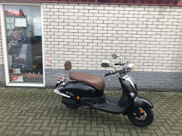 LEUKE BTC GRANDE RETRO 45KM BROM ZWART BJ2015 11000KM