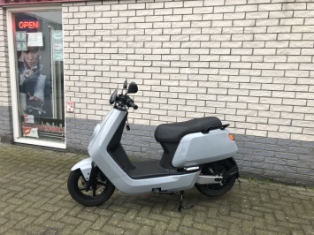 BIJNA NIEUWE NIU N1S SPORT 45KM BROM NARDO GREY BJ, 10-2022 1600KM