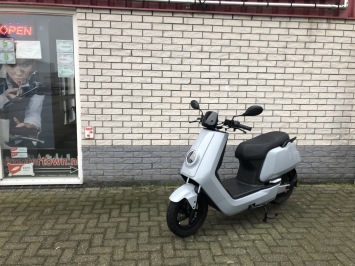 BIJNA NIEUWE NIU N1S SPORT 45KM BROM NARDO GREY BJ, 10-2022 1600KM