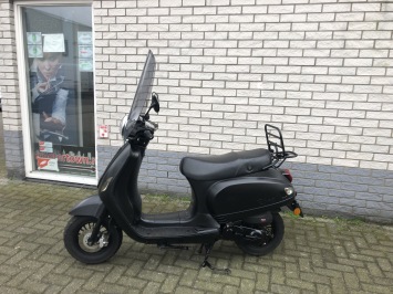 MOOIE BTC RIVA  45KM brom  4-TAKT MAT zwart  BJ2019 7000KM