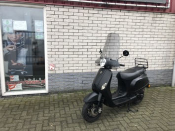 MOOIE BTC RIVA  45KM brom  4-TAKT MAT zwart  BJ2019 7000KM