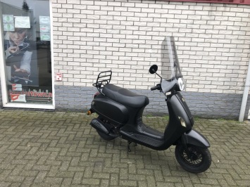 MOOIE BTC RIVA  45KM brom  4-TAKT MAT zwart  BJ2019 7000KM