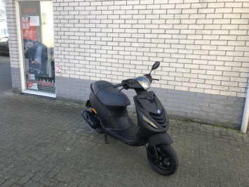 MOOIE PIAGGIO ZIP SP 45 4-TAKT MAT ZWART BROM BJ2017 7000KM