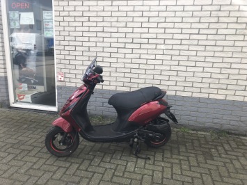 DIKKE PIAGGIO ZIP SP 45KM BROM  CANDY RED 5000KM BJ2020