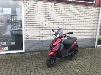 DIKKE PIAGGIO ZIP SP 45KM BROM  CANDY RED 5000KM BJ2020