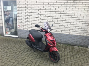 DIKKE PIAGGIO ZIP SP 45KM BROM  CANDY RED 5000KM BJ2020