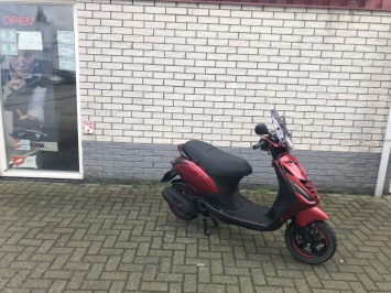 DIKKE PIAGGIO ZIP SP 45KM BROM  CANDY RED 5000KM BJ2020