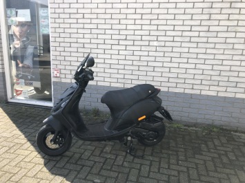 DIKKE PIAGGIO ZIP SP 45KM BROM MAT ZWART BJ2017 5000KM 