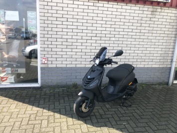 DIKKE PIAGGIO ZIP SP 45KM BROM MAT ZWART BJ2017 5000KM 