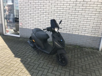 DIKKE PIAGGIO ZIP SP 45KM BROM MAT ZWART BJ2017 5000KM 