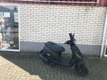 DIKKE PIAGGIO ZIP SP 45KM BROM MAT ZWART BJ2017 5000KM 