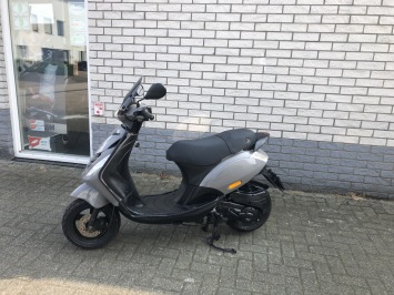 ZEER VEEL PIAGGIO ZIP S 45KM BROM MET 80CC TE KOOP 