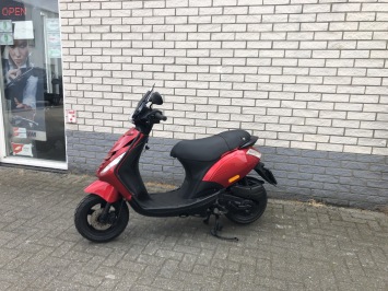 ZEER VEEL PIAGGIO ZIP S 45KM BROM MET 80CC TE KOOP 