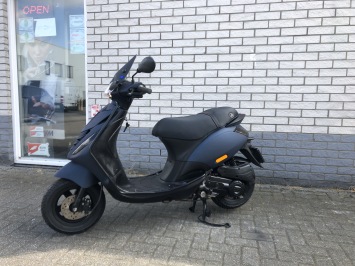 ZEER VEEL PIAGGIO ZIP S 45KM BROM MET 80CC TE KOOP 