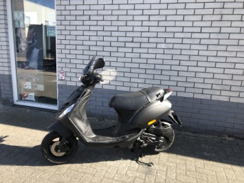 GAVE PIAGGIO ZIP SP 45KM BROM MAT ZWART 8000KM BJ2010