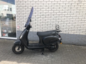 MOOIE RIVA VESPA LOOK 45KM BROM MAT ZWART J2020 7000KM