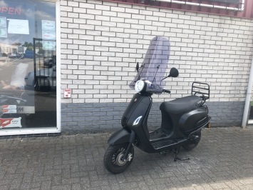 MOOIE RIVA VESPA LOOK 45KM BROM MAT ZWART J2020 7000KM