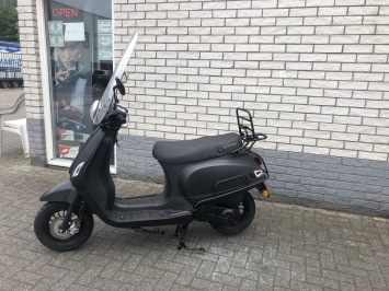 MOOIE VESPA LOOK RIVA 45 OF 25 MAT ZWART BJ2021 3500KM
