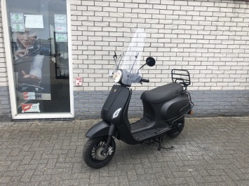 MOOIE VESPA LOOK RIVA 45 OF 25 MAT ZWART BJ2021 3500KM