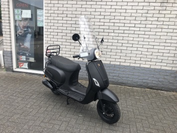 MOOIE VESPA LOOK RIVA 45 OF 25 MAT ZWART BJ2021 3500KM
