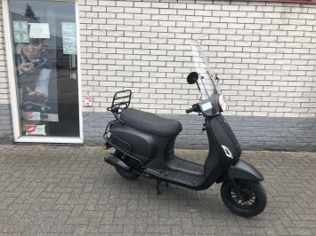 MOOIE VESPA LOOK RIVA 45 OF 25 MAT ZWART BJ2021 3500KM