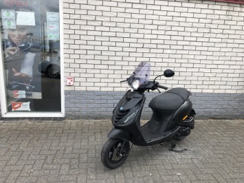 GAVE PIAGGIO ZIP SP 45 4-TAKT MAT ZWART BROM  BJ2016 7000KM 