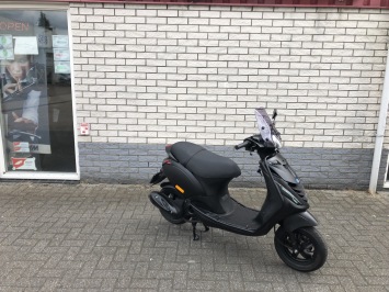 GAVE PIAGGIO ZIP SP 45 4-TAKT MAT ZWART BROM  BJ2016 7000KM 