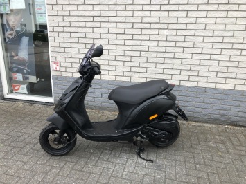 LEUKE  PIAGGIO ZIP SP 45 4-TAKT MAT ZWART BROM  BJ2014 9000KM 