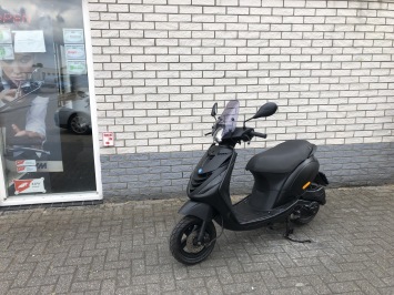 LEUKE  PIAGGIO ZIP SP 45 4-TAKT MAT ZWART BROM  BJ2014 9000KM 