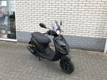 LEUKE  PIAGGIO ZIP SP 45 4-TAKT MAT ZWART BROM  BJ2014 9000KM 