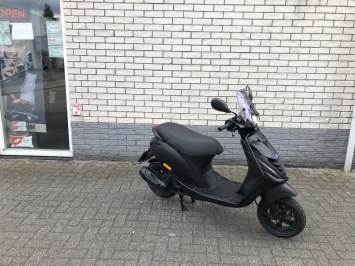 LEUKE  PIAGGIO ZIP SP 45 4-TAKT MAT ZWART BROM  BJ2014 9000KM 