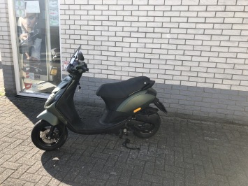 16 DIKKE PIAGGIO ZIP SP 45KM BROM MAT GROEN BJ2011 9000KM