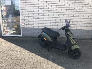 16 DIKKE PIAGGIO ZIP SP 45KM BROM MAT GROEN BJ2011 9000KM