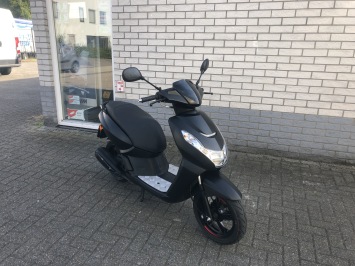 NETTE PEUGEOT KISBEE 45KM BROM BLACK EDITION BJ2021 6000KM