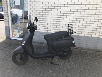MOOIE RIVA VESPA LOOK 45KM OF 25KM  BROM MAT ZWART BJ2020 5000KM