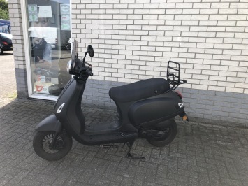MOOIE RIVA VESPA LOOK 45KM OF 25KM  BROM MAT ZWART BJ2020 5000KM