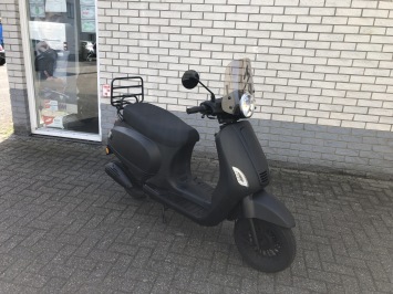 MOOIE RIVA VESPA LOOK 45KM OF 25KM  BROM MAT ZWART BJ2020 5000KM