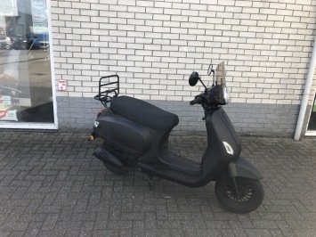 MOOIE RIVA VESPA LOOK 45KM OF 25KM  BROM MAT ZWART BJ2020 5000KM
