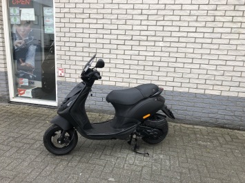 NETTE PIAGGIO ZIP SP 45KM BROM MAT ZWART BJ2014 7000KM