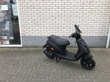 NETTE PIAGGIO ZIP SP 45KM BROM MAT ZWART BJ2014 7000KM