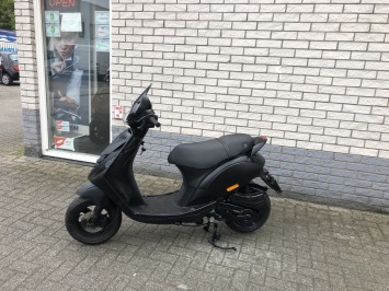 GAVE PIAGGIO ZIP SP 45KM BROM MAT ZWART BJ2017 8000KM