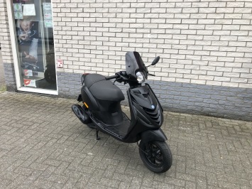 GAVE PIAGGIO ZIP SP 45KM BROM MAT ZWART BJ2017 8000KM