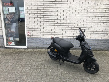 GAVE PIAGGIO ZIP SP 45KM BROM MAT ZWART BJ2017 8000KM