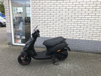 LEUKE PIAGGIO ZIP SP 45KM BROM MAT ZWART BJ2020 8000KM